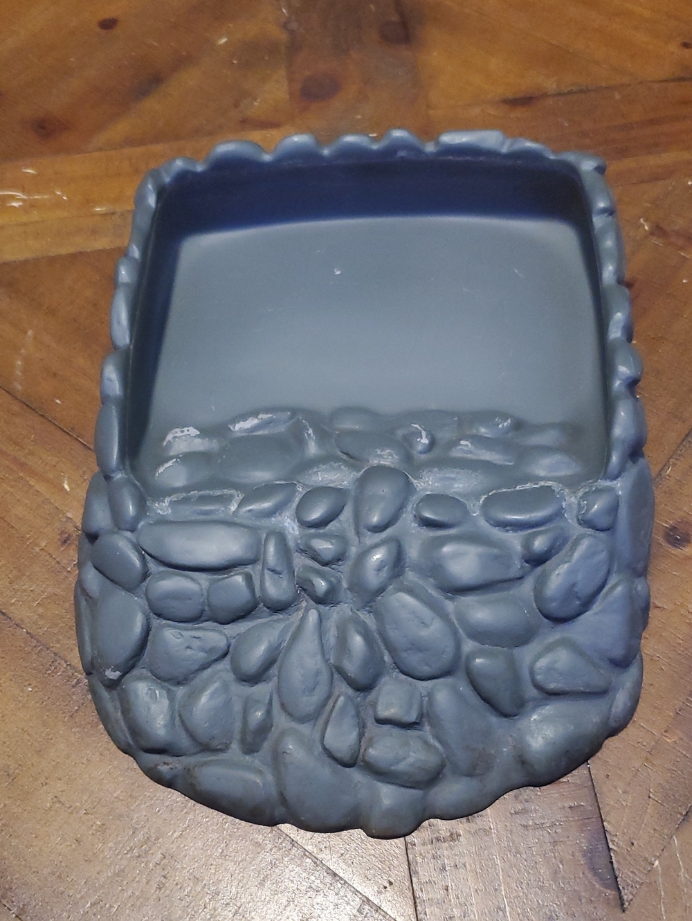 Stone-Style Reptile Feeding Bowl in Dark Gray
